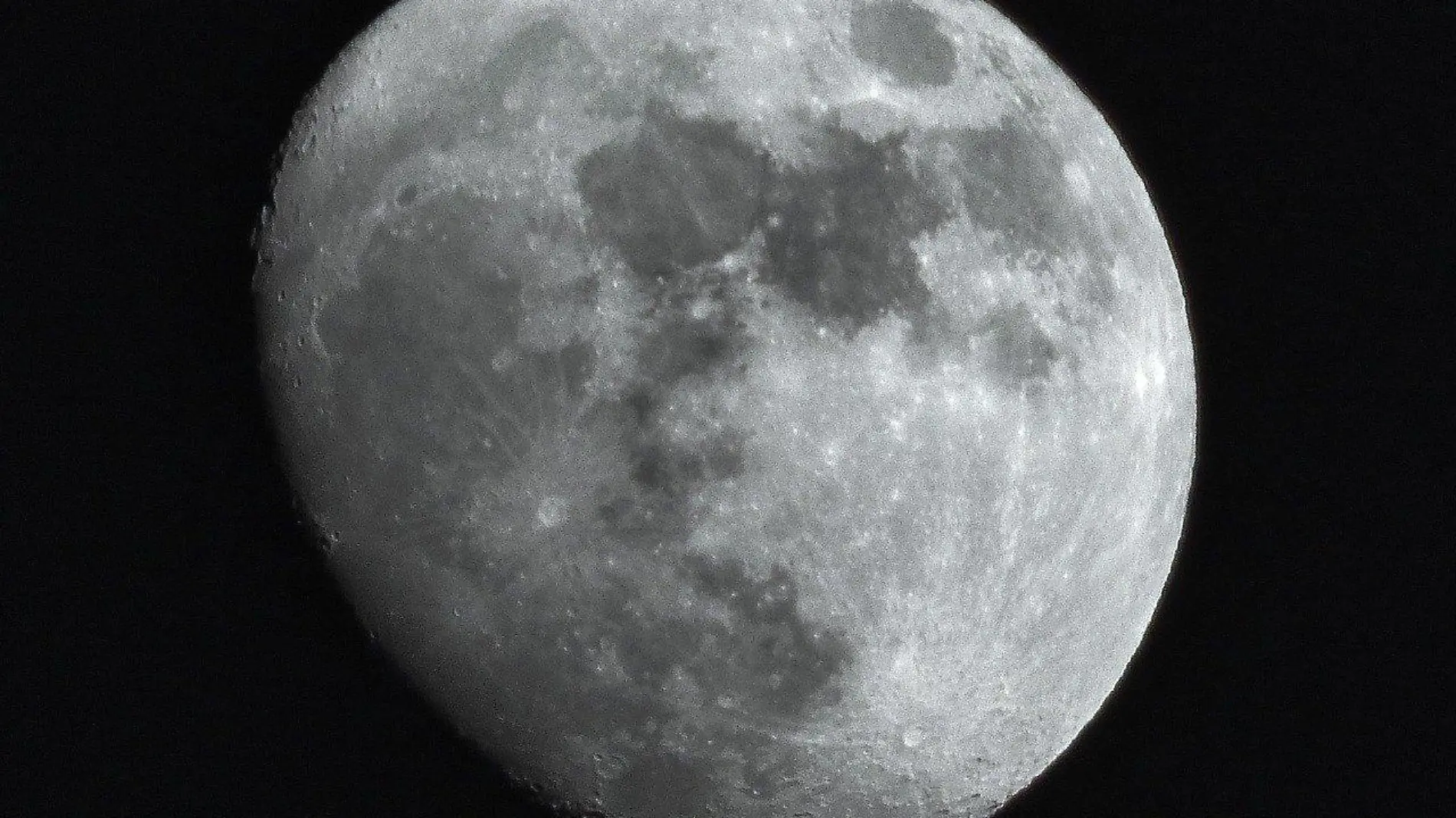 Los cráteres de la Luna. En obscuro, los mares. En la parte inferior, el cráter Tycho, para observar con telescopio